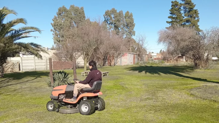 Claraz incorporó un tractor para los espacios públicos y se recambian luminarias