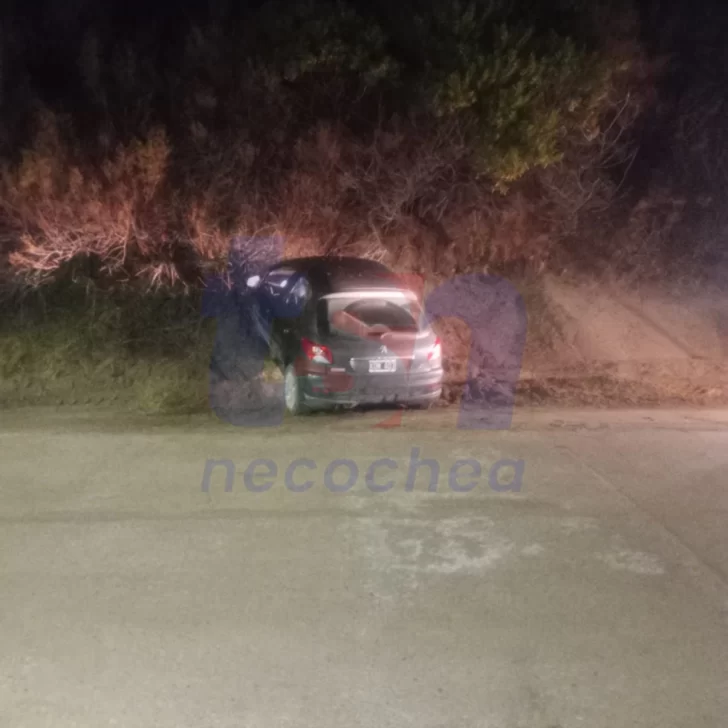 Conducía alcoholizado, perdió el control del auto y terminó sobre el médano de 2 y 63