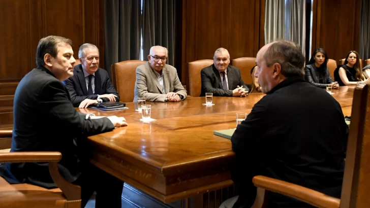 El necochense Santiago Veiga y la FAPED junto al gobernador de Santiago del Estero