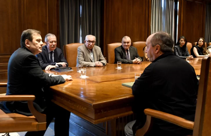El necochense Santiago Veiga y la FAPED junto al gobernador de Santiago del Estero