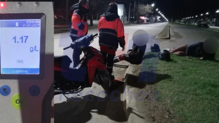 Conductora de moto perdió el control: ambas ocupantes fueron hospitalizadas