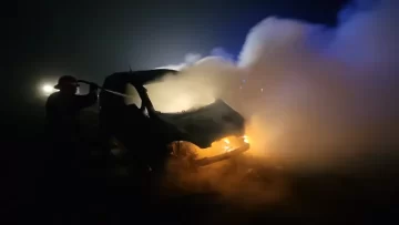 Vehículo consumido por las llamas en un incendio en Ruta 88