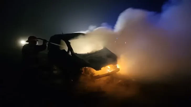 Vehículo consumido por las llamas en un incendio en Ruta 88