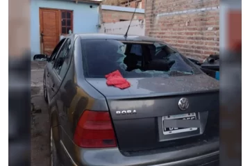 Un increíble ataque de furia: su ex no lo atendió y destrozó el auto de quien fue su suegra