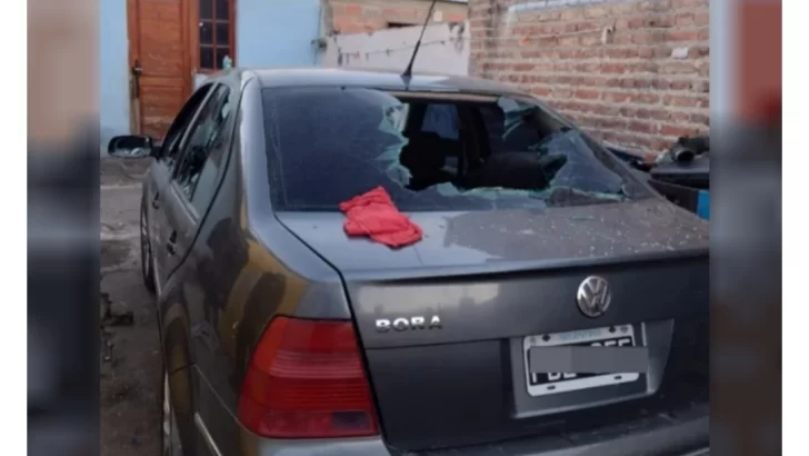 Un increíble ataque de furia: su ex no lo atendió y destrozó el auto de quien fue su suegra