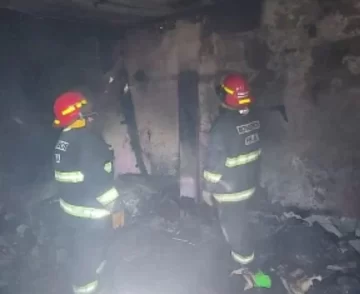 Incendio en vivienda: Defensa Civil y bomberos trabajan en el lugar
