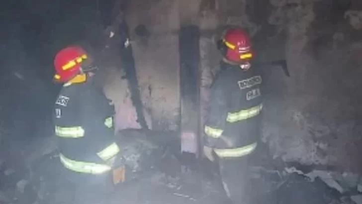 Incendio en vivienda: Defensa Civil y bomberos trabajan en el lugar