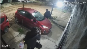 Intentaron robarle a un policía, se defendió a los tiros e hirió a un ladrón: el impactante video