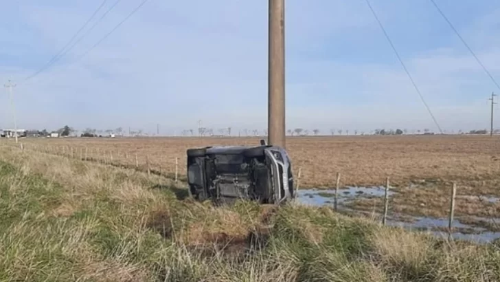 Perdió el control y volcó: quedó de costado junto a un poste de hormigón