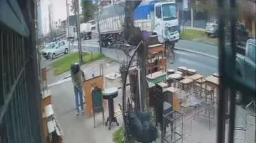 Video: un ciclista murió tras ser embestido por un camión que se dio a la fuga