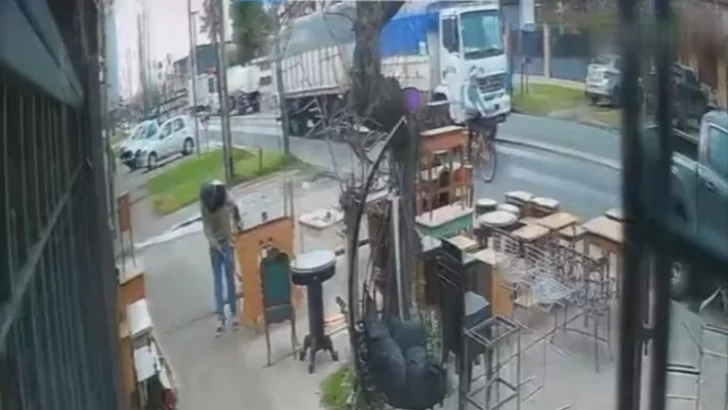 Video: un ciclista murió tras ser embestido por un camión que se dio a la fuga