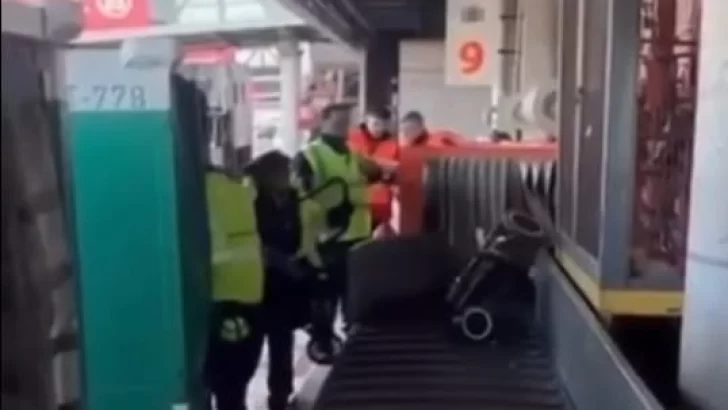 Indignante video: dos maleteros fueron filmados mientras arrojaban y golpeaban valijas en Aeroparque