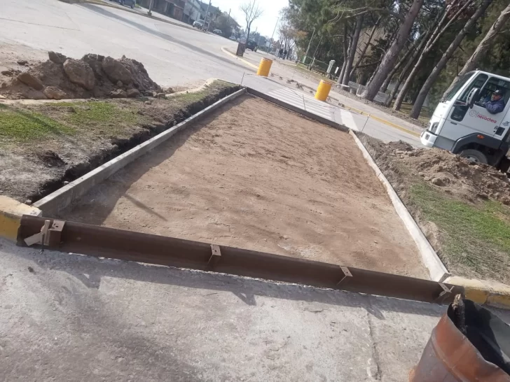 Arreglan veredas y se colocan rampas de acceso en el Parque