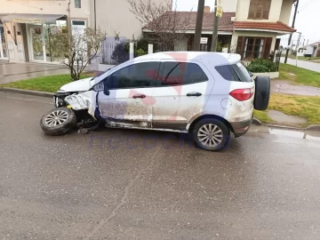 Accidente en avenida 75: una camioneta chocó contra una columna de alumbrado público