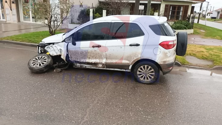 Accidente en avenida 75: una camioneta chocó contra una columna de alumbrado público