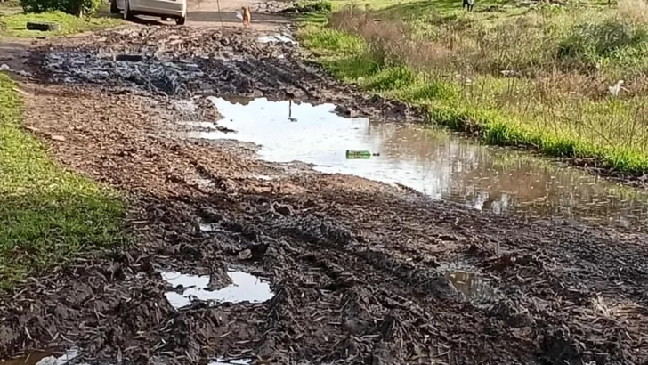Calles de tierra en mal estado dificultan el paso de vehículos