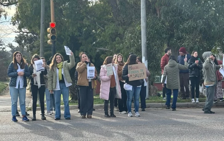 La jornada de protesta de salud también se realizó en Necochea