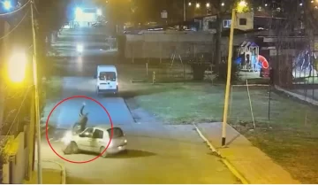 Video: un auto dobló mal en una esquina y causó un fuerte accidente de tránsito