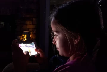 El uso del móvil antes de los 13 años compromete la salud mental