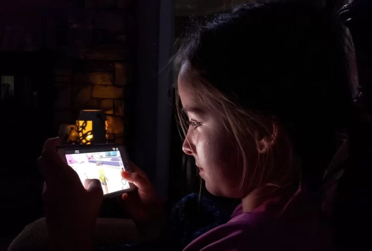 El uso del móvil antes de los 13 años compromete la salud mental