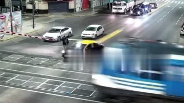 Impactante video: un tren embistió a un taxi que intentó cruzar con la barrera baja