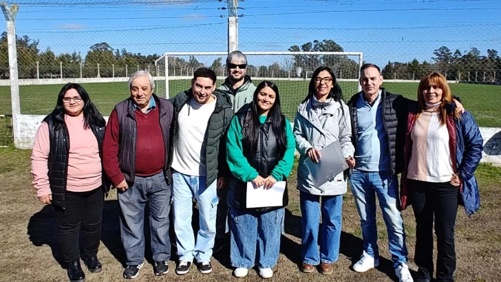 Andrea Cáceres visitó y entregó un subsidio en Loberia