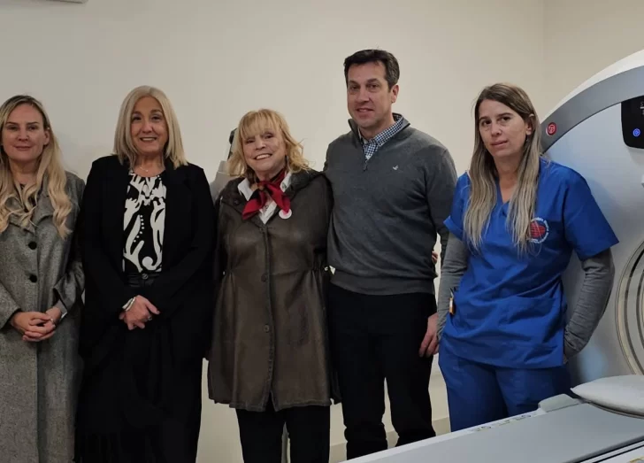 Emotiva puesta en funcionamiento del tomógrafo en el Hospital