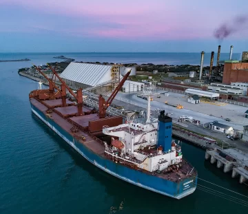 Intensa actividad en Puerto Quequén con tres buques en muelle