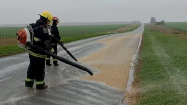 Bomberos asistieron en un accidente con derramamiento de maíz en la Ruta 86