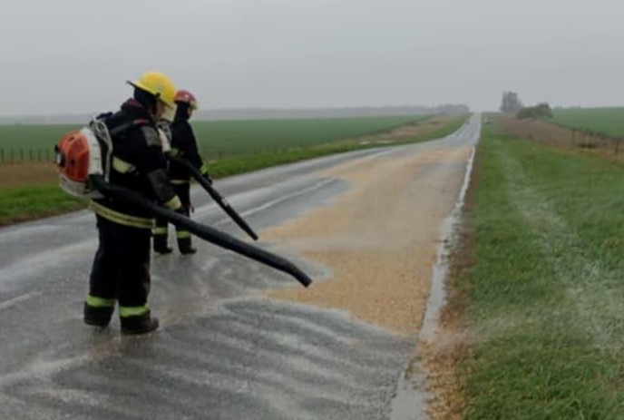 Bomberos asistieron en un accidente con derramamiento de maíz en la Ruta 86