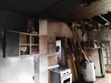 Les robaron e incendiaron su casa