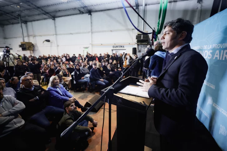Kicillof entregó viviendas a familias de Tandil