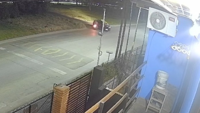 Video: un impactante choque contra un taxi termina con heridos leves