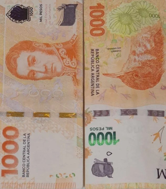 Qué significa ordenar billetes de $1000 “cabeza con cabeza”, según la psicología