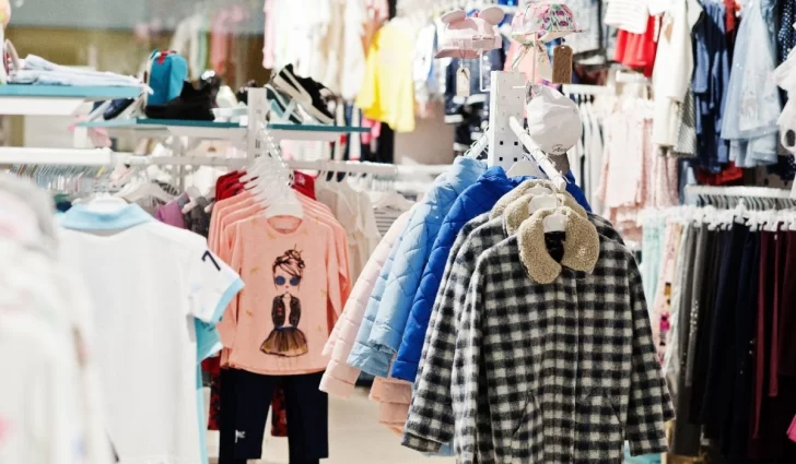 Por la crisis, la ropa desplaza a los juguetes en el Día del Niño