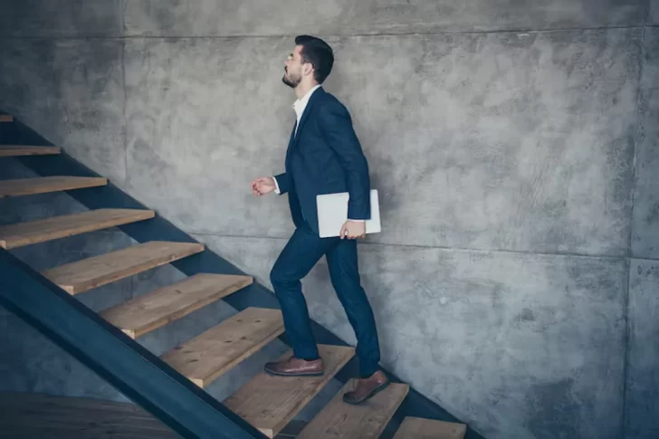 Que significa que una persona cuente siempre los escalones cuando sube o baja por una escalera