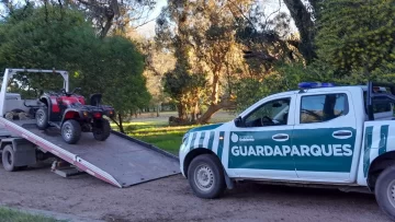 Conducía un cuatriciclo sin documentación y en zona prohibida del parque