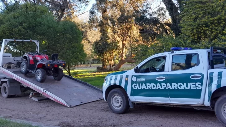 Conducía un cuatriciclo sin documentación y en zona prohibida del parque