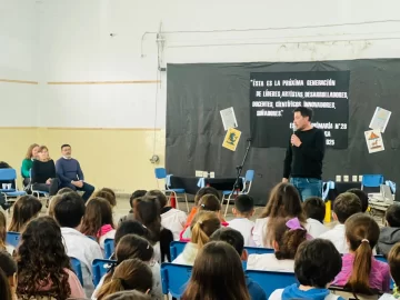 Alumnos idearon un juego de cartas con atractivos turísticos de la ciudad