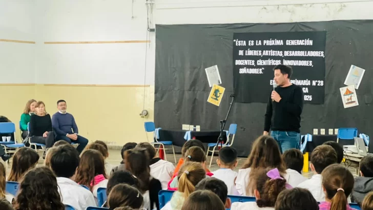 Alumnos idearon un juego de cartas con atractivos turísticos de la ciudad