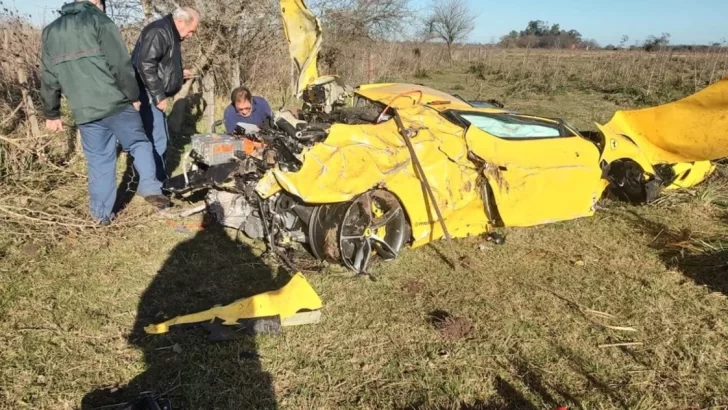 Video: una Ferrari se despistó y terminó dentro de un campo