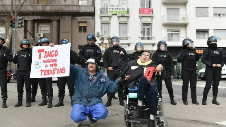 El Gobierno anunció que analiza aplicar un aumento en las prestaciones a personas con discapacidad