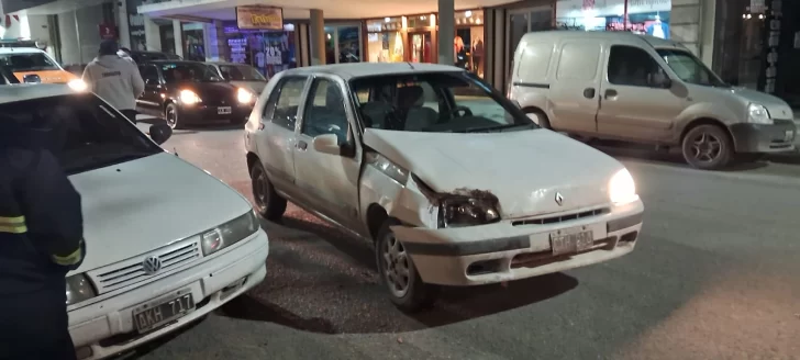 Chocó un auto en pleno centro y se dio a la fuga