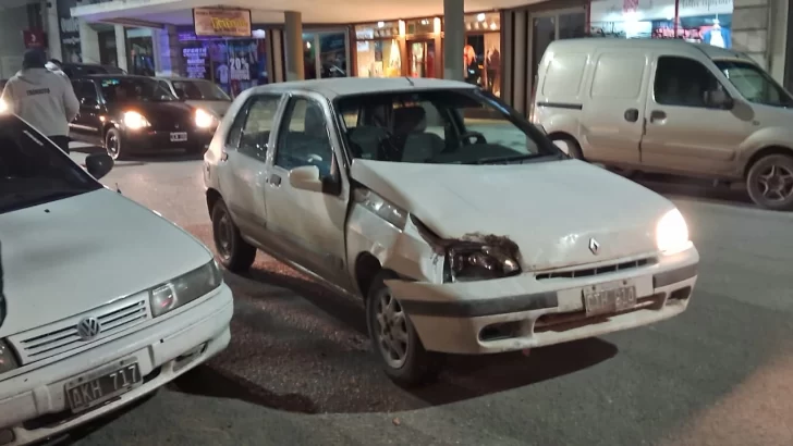 Chocó un auto en pleno centro y se dio a la fuga