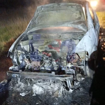Impactante incendio de un vehículo en la Ruta 86