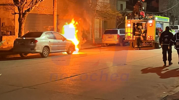 Incendio de vehículo en la vía pública