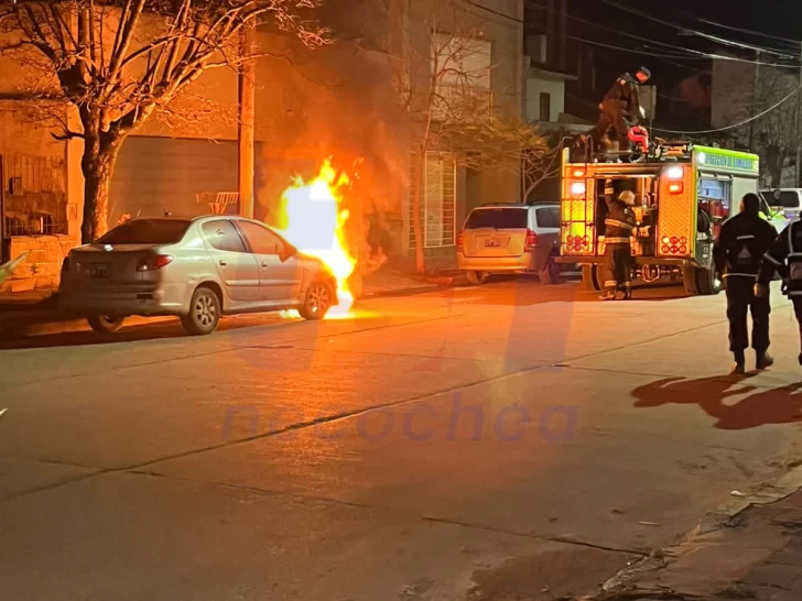 Incendio de vehículo en la vía pública