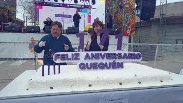 Vecinos disfrutaron de la torta del aniversario de Quequén