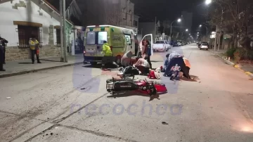 Dos jóvenes en moto chocaron contra una camioneta al huir de Tránsito