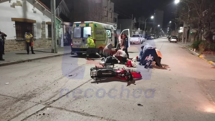 Dos jóvenes en moto chocaron contra una camioneta al huir de Tránsito